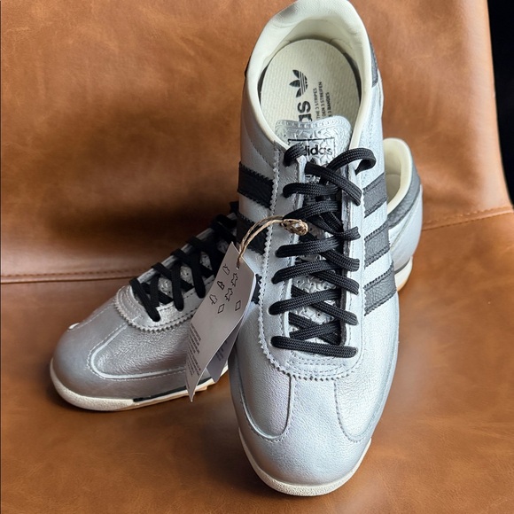 Adidas WOMENS Metallic Silver and Black Sneakers, size 8.5 - Picture 4 of 6